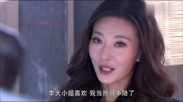 杀狼黑帮大小姐练武,突然袭向美女特工,谁知美女特工反应太快动作冒险