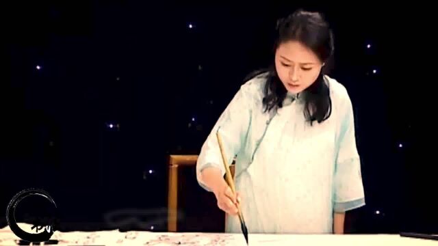 美女书法家创作草书作品,真的太惊艳了,人美字美!