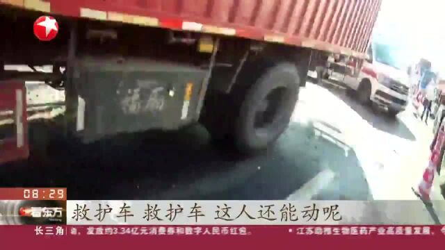 宁波:货车司机被卡车内 辅警为伤员举吊瓶半小时