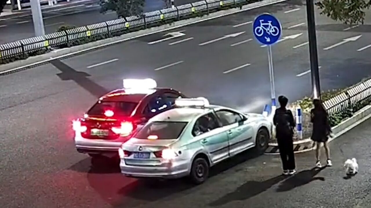 温州两辆出租车为抢客撞上护栏,乘客急忙后撤逃过一劫