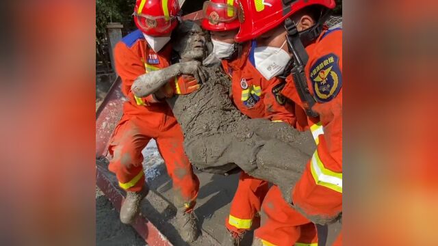 佛山高明一在建厂房坍塌致4人被困,消防紧急救援