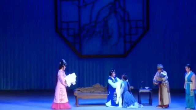 豫剧一团优秀青年演员李娜在豫剧《泪洒相思地》中饰演蒋素琴一角,美