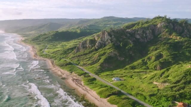 加勒比海4k风景放松影片,其中有超过25个加勒比岛屿和国家.从巴巴多斯的美丽海岸,到圣卢西亚参差不齐的皮通斯(上)