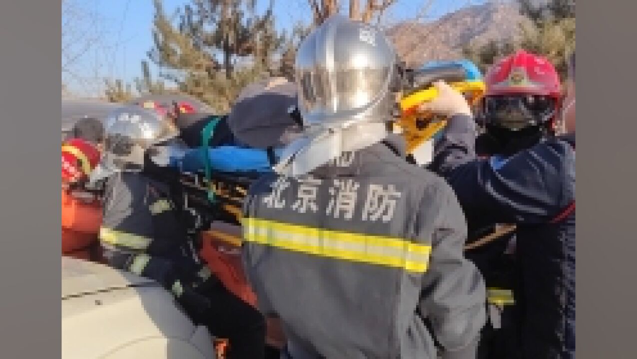 北京密云三车连环相撞司机被困,消防破拆车门救出