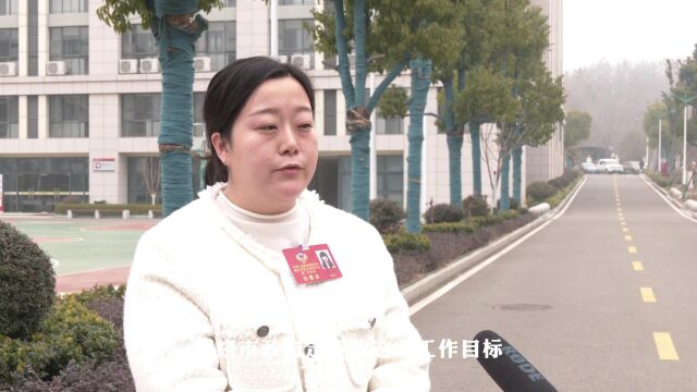  市政协委员 市中级人民法院工会主席 市招商局挂职干部 周薇