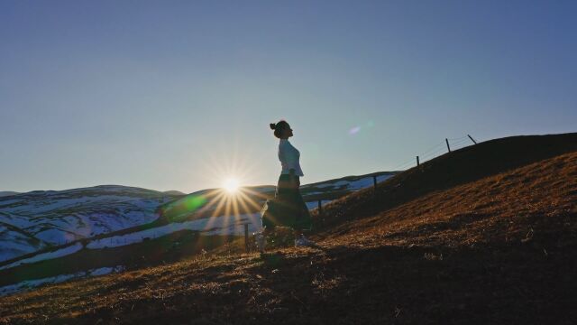 着云南民族服饰的姑娘在夕阳下舞蹈,视频素材:画视记官网