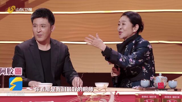 2023山东春晚丨麻辣德子现场烹饪葱烧海参 孙涛连吃3个后连盘端走拌米饭