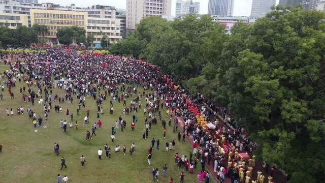 无人机空中抓拍到的镜头,人山人海万人围观,太壮观了!