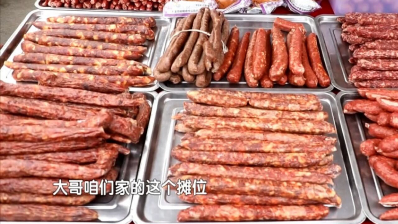 这个摊位,绝对是肉食者的天堂!品种齐全,都是招牌!