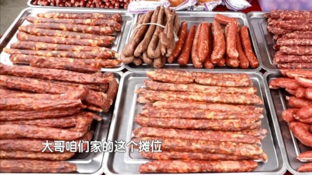 这个摊位,绝对是肉食者的天堂!品种齐全,都是招牌!