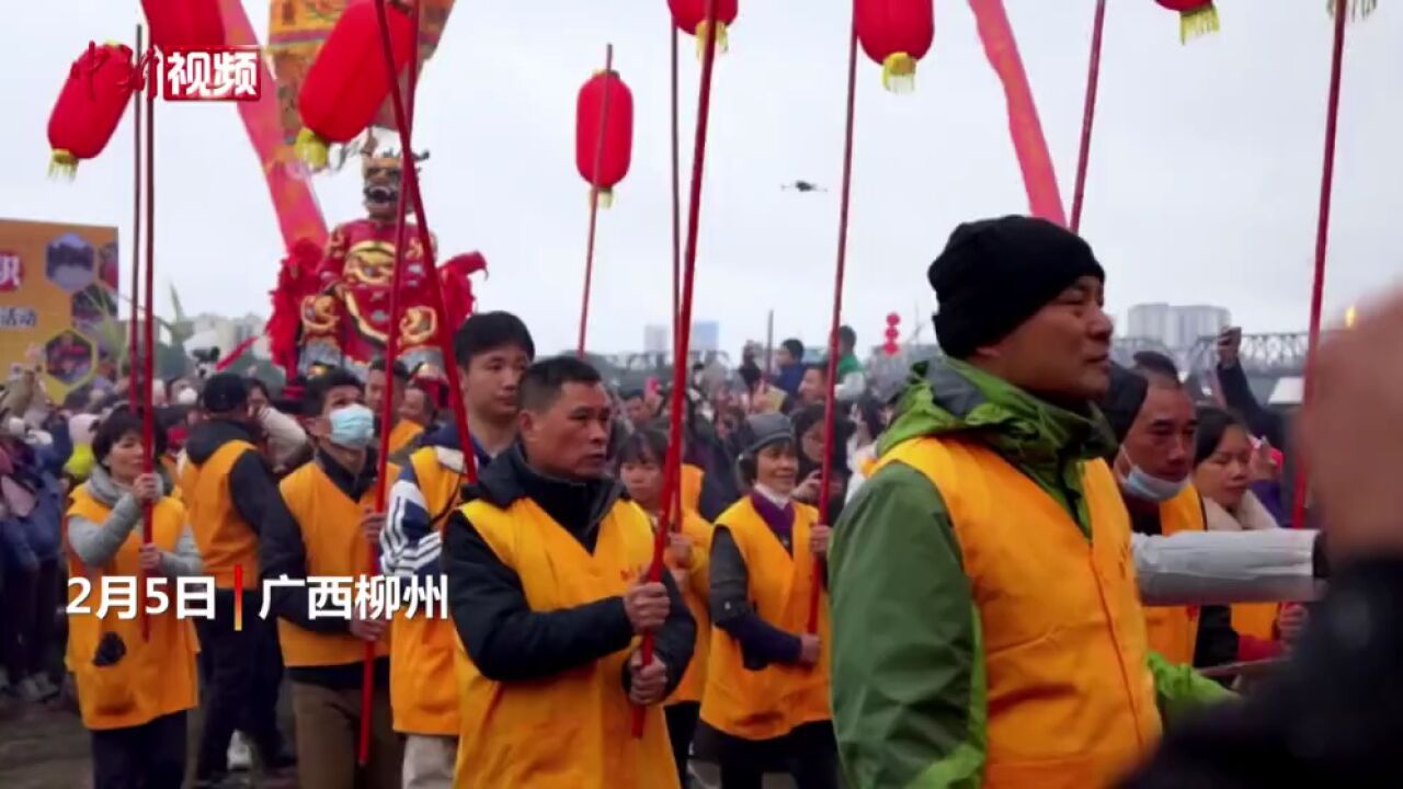 【新春纪事】广西柳州“龙王出游”民众沿街同游“闹元宵”