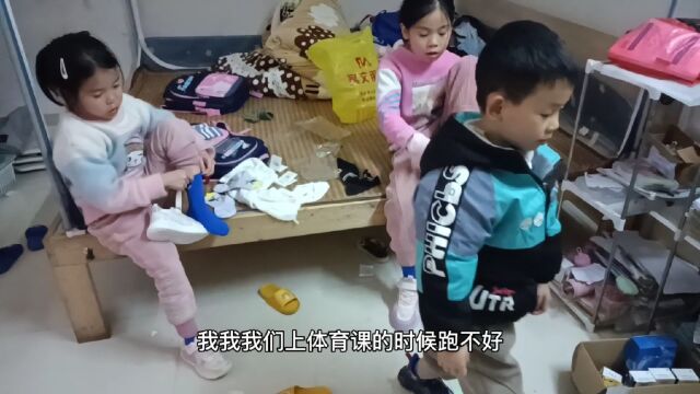 孩子们试穿新鞋子非常高兴