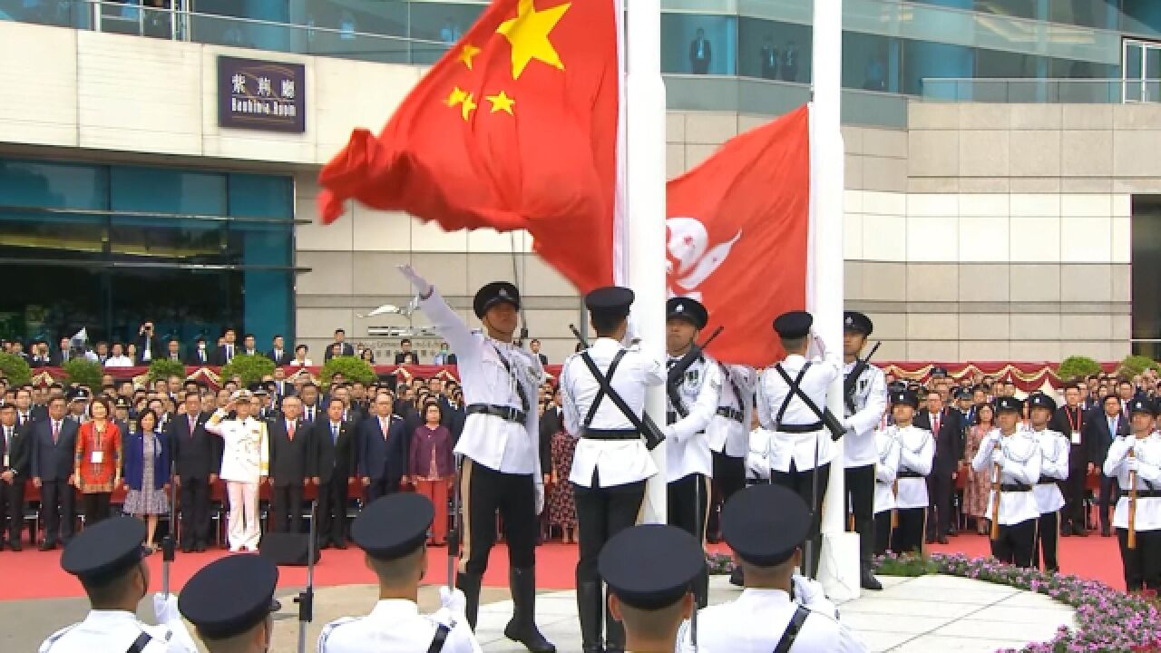 直击香港国庆升旗仪式:护旗方队中式步操入场 直升机轮艇海空敬礼