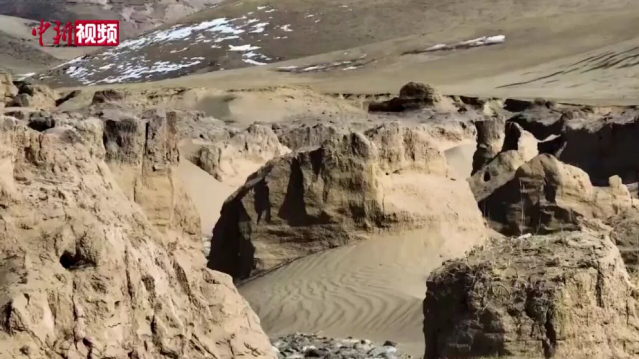 航拍:青海湖北岸“沙漠雅丹”美景