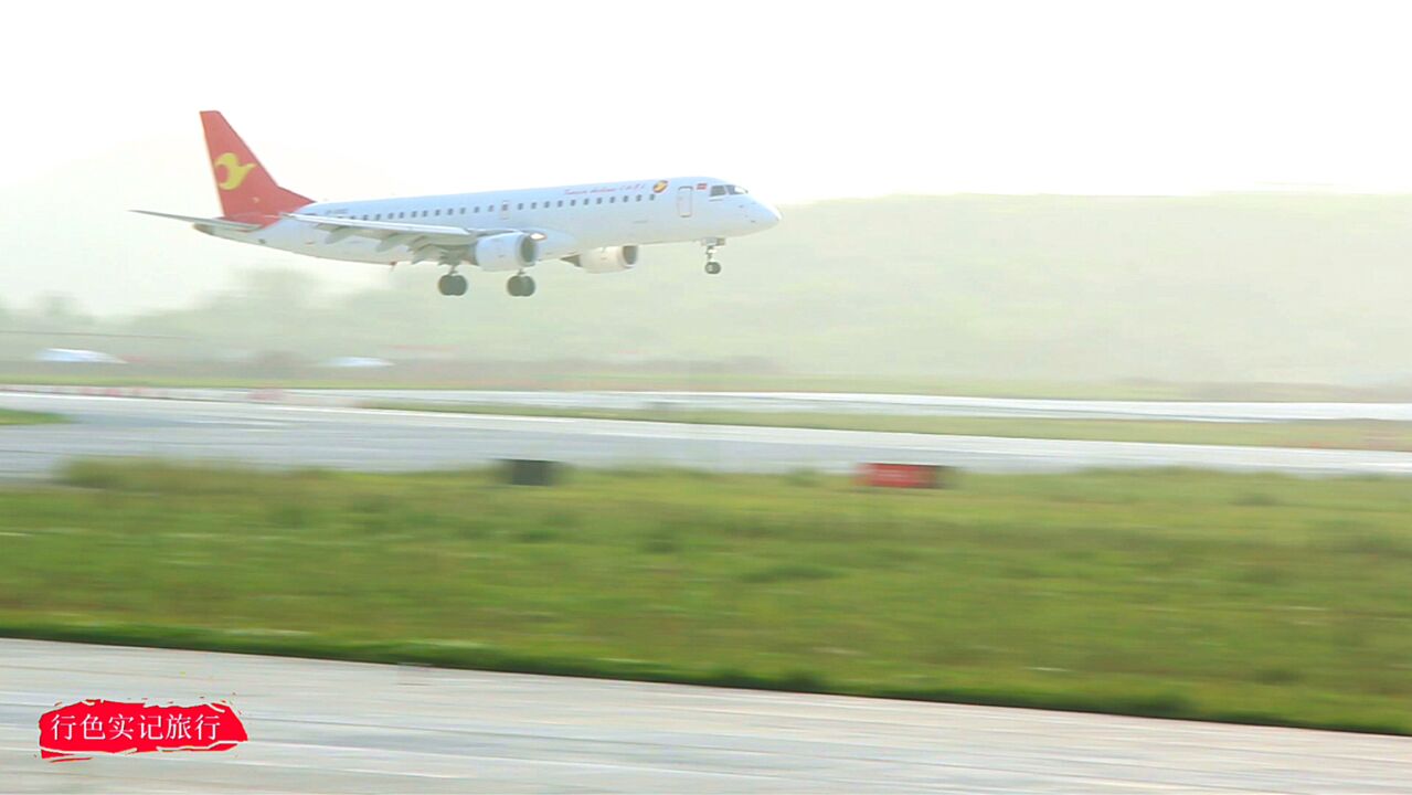 天津巴西航空工业E190飞机降落贵阳龙洞堡机场,感觉好像国产阿娇