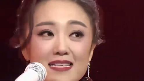 王小玮演唱《最美中国有我在》，慷慨激昂，瞬间带动全场气氛