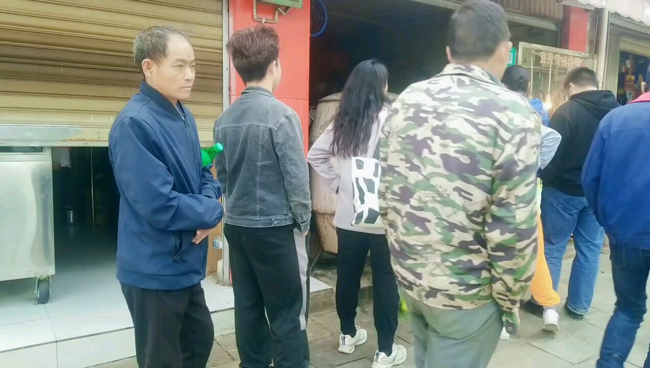 云南昆明市民街头排队等候购买美味宜良烤鸭 特色招牌闪耀云岭大地名扬千里焕发勃勃生机