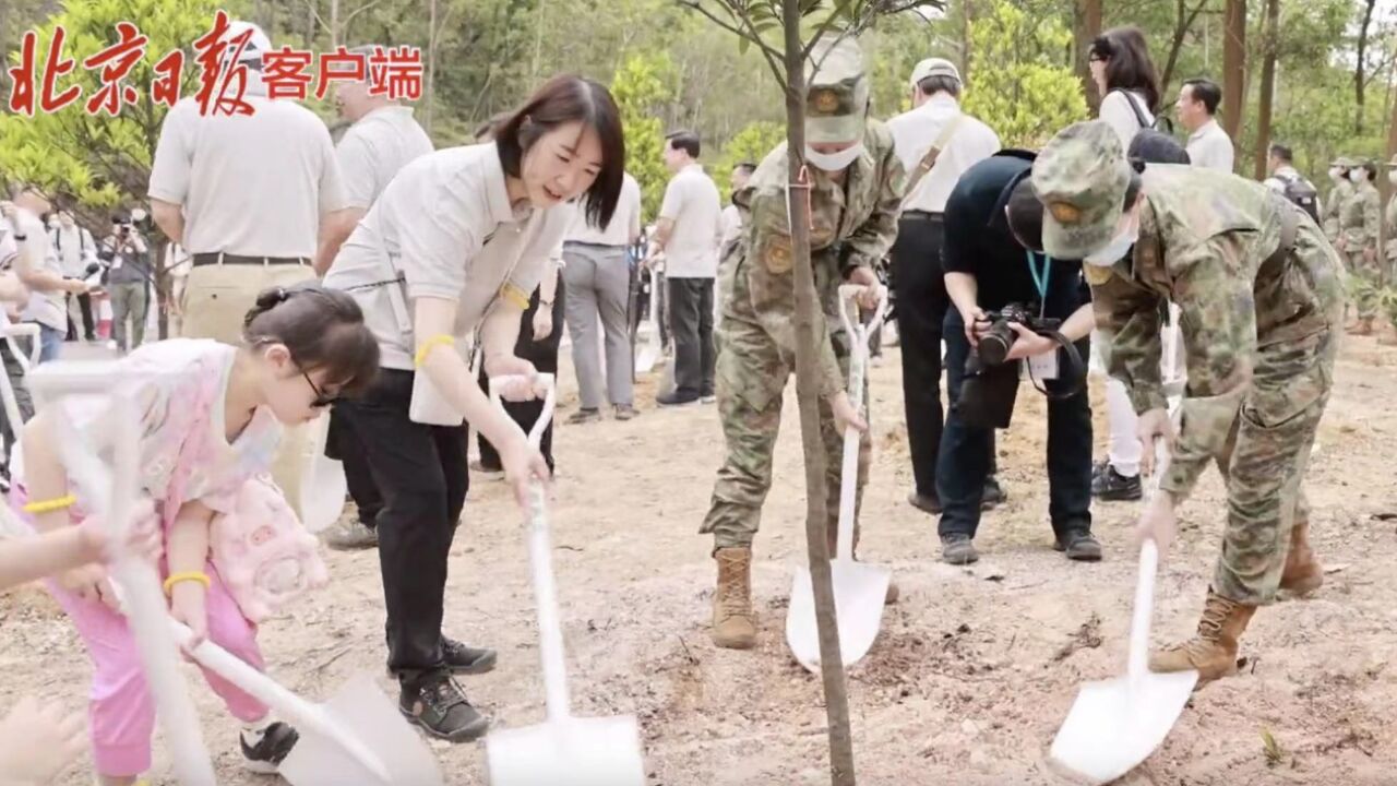 共同播撒绿色希望!驻港部队官兵参加“香港植树日”活动