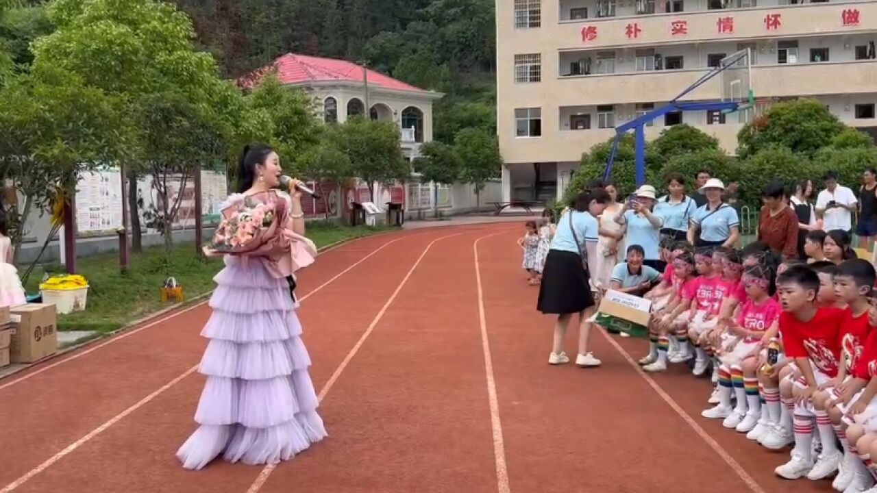 为爱而行 青年歌唱家陈香水9年坚持为家乡孩子送“六一”祝福