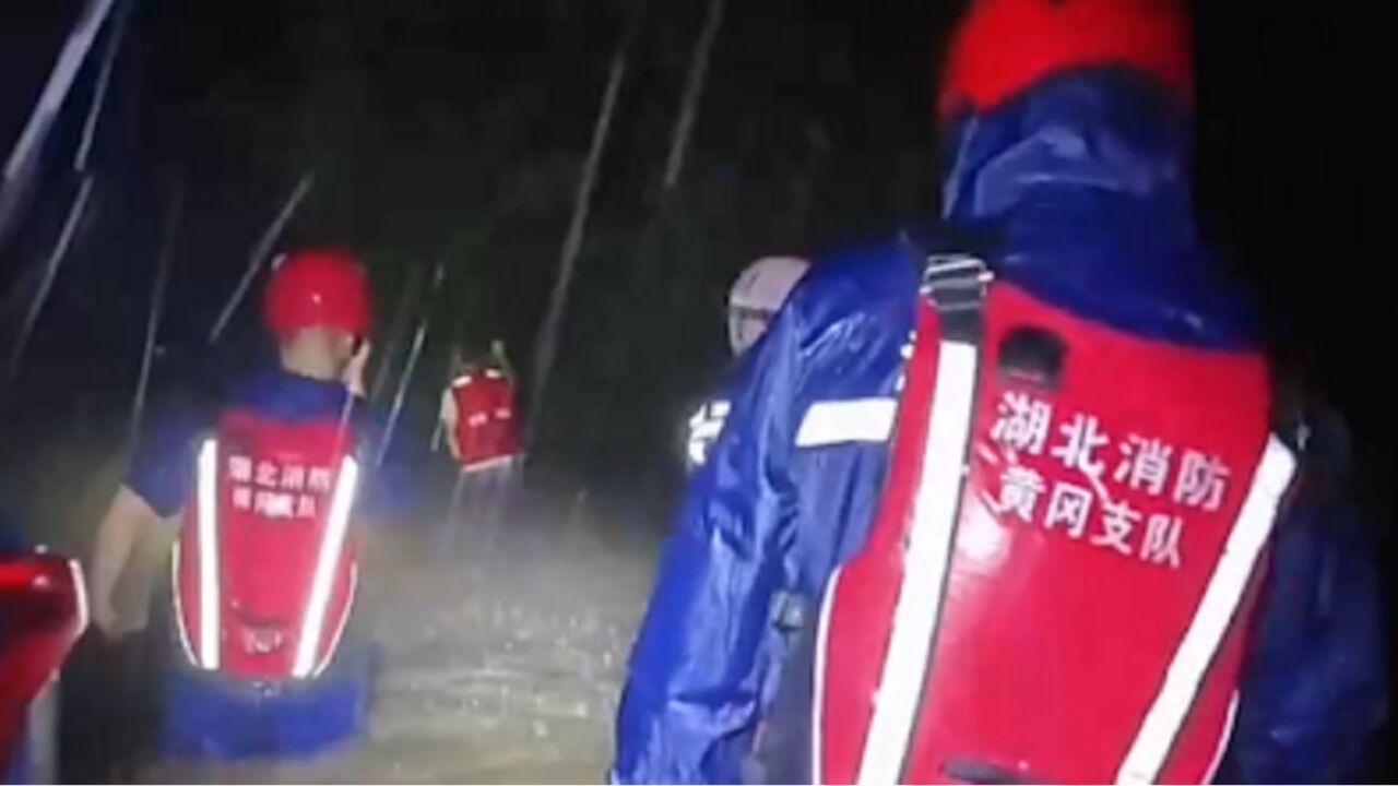 湖北红安突降暴雨工地被淹,消防员紧急转移百余人