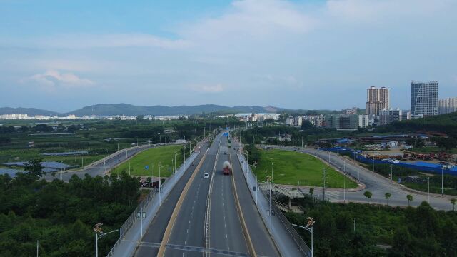 广西的这一城乡结合处,道路互通已经修好了,就等周边楼盘建起了