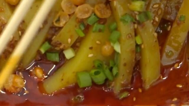 饭店的辣椒红油为啥又香又红亮?原来是加了它……