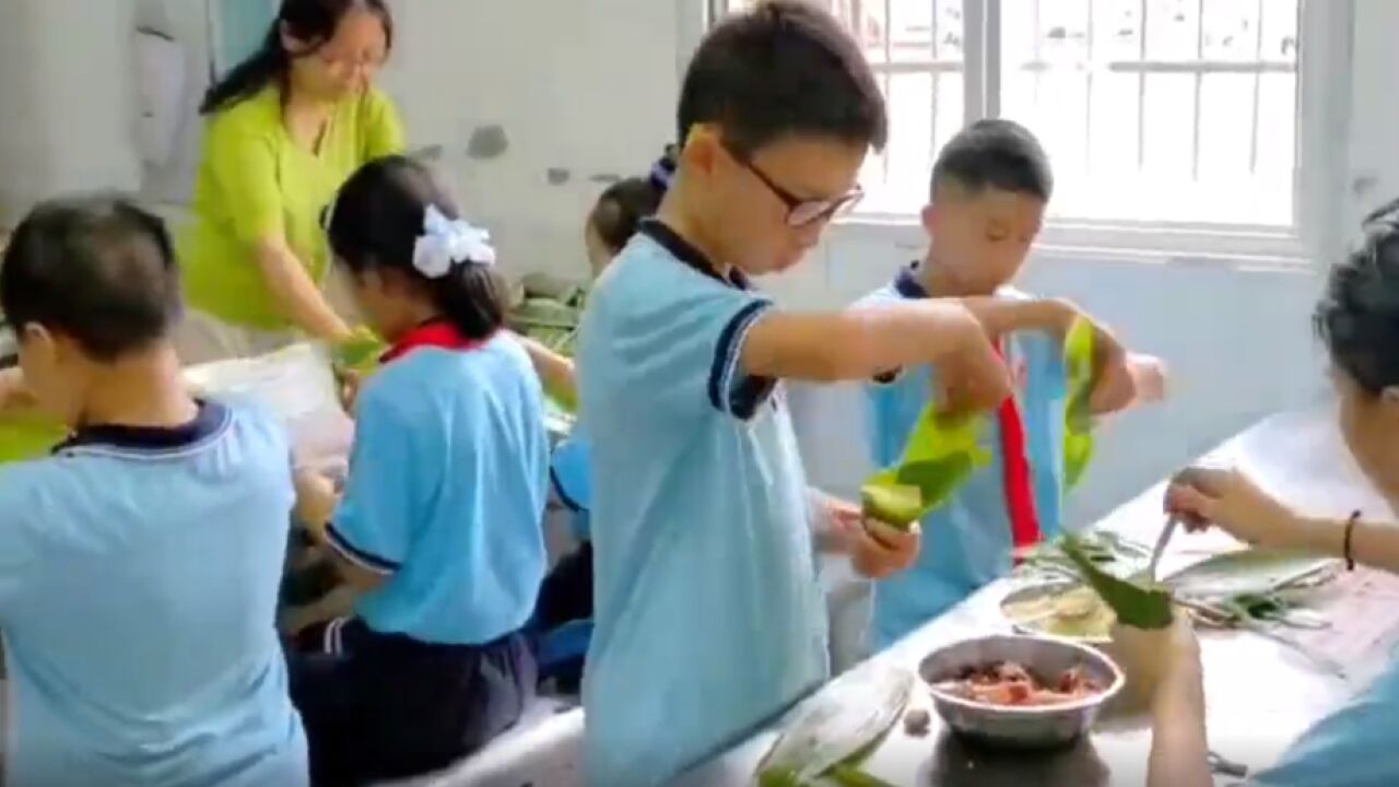 荷塘区晨荷小学:粽飘香迎端午 承传统践劳育