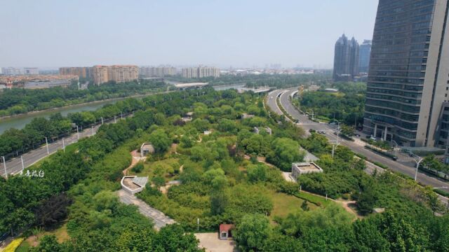 郑州市郑东新区商务外环绿色廊道美丽景色