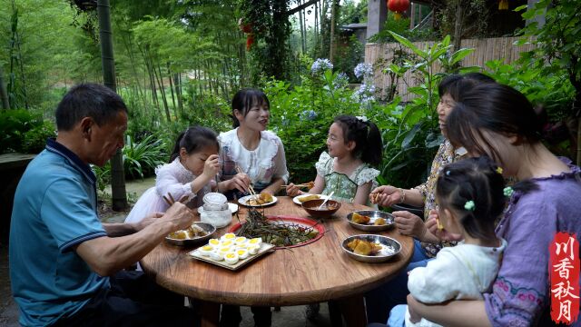 满街飘着粽子香,你在远方可闻到了记忆中的家乡味.祝端午安康!