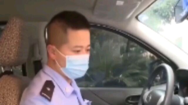 四川江油一警车与多车相撞