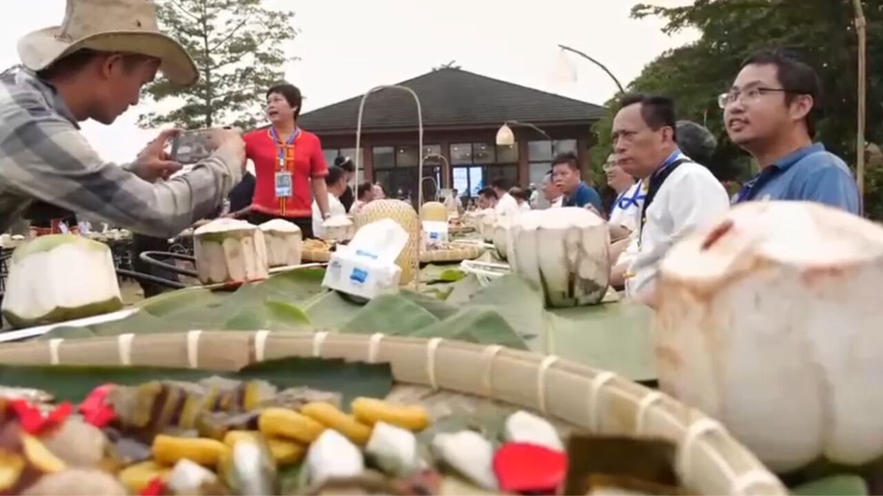 长桌宴是黎族宴席中最隆重的仪式,游客们感受当地传统文化和习俗