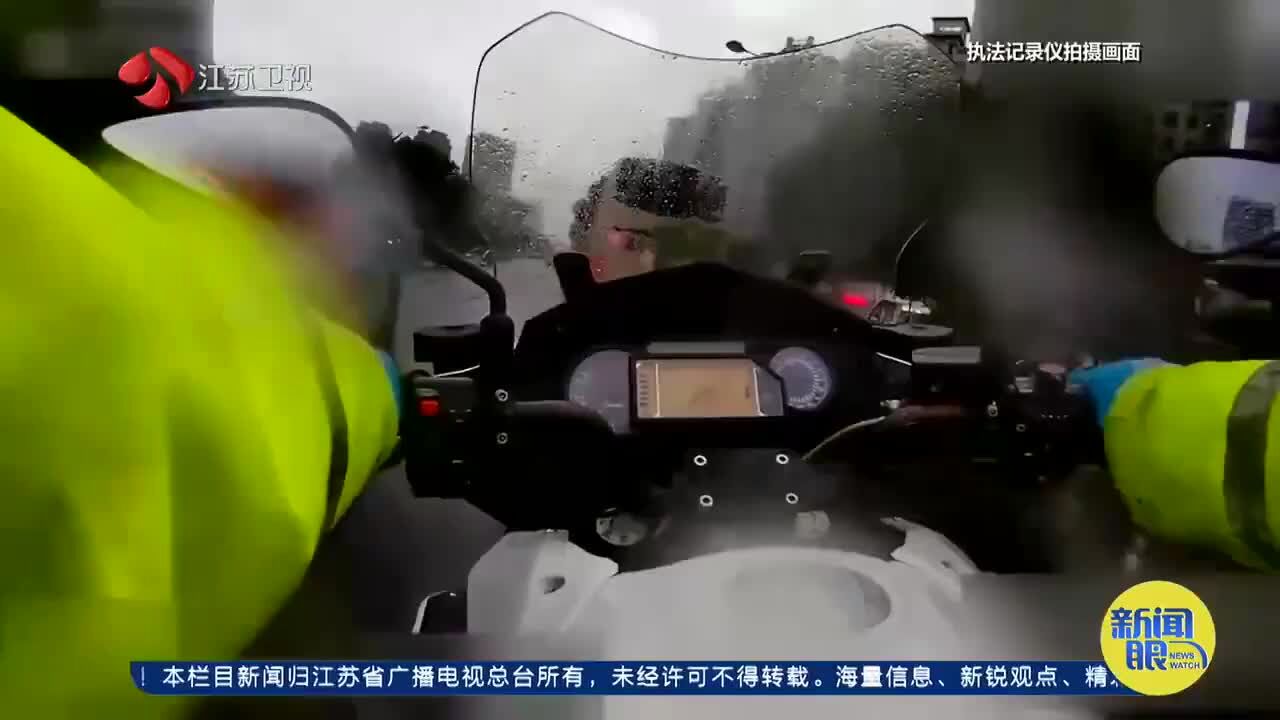 视频|暖心!患儿氧气用尽 交警冒雨“怒吼式”开道送医