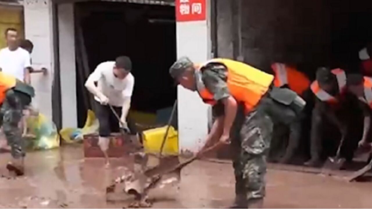 重庆万州强降雨致五桥街道被淹,当地紧急救援