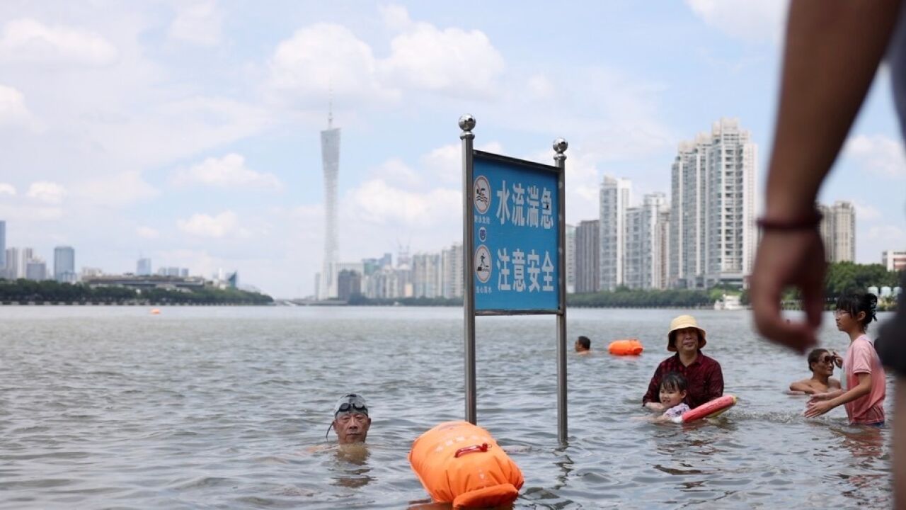 广州珠江天文大潮如约而至,市民在亲水平台戏水