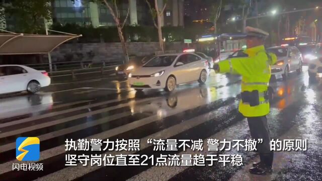 强降雨来袭 济南天桥区两处铁路桥出现积水 辖区交警全力应对