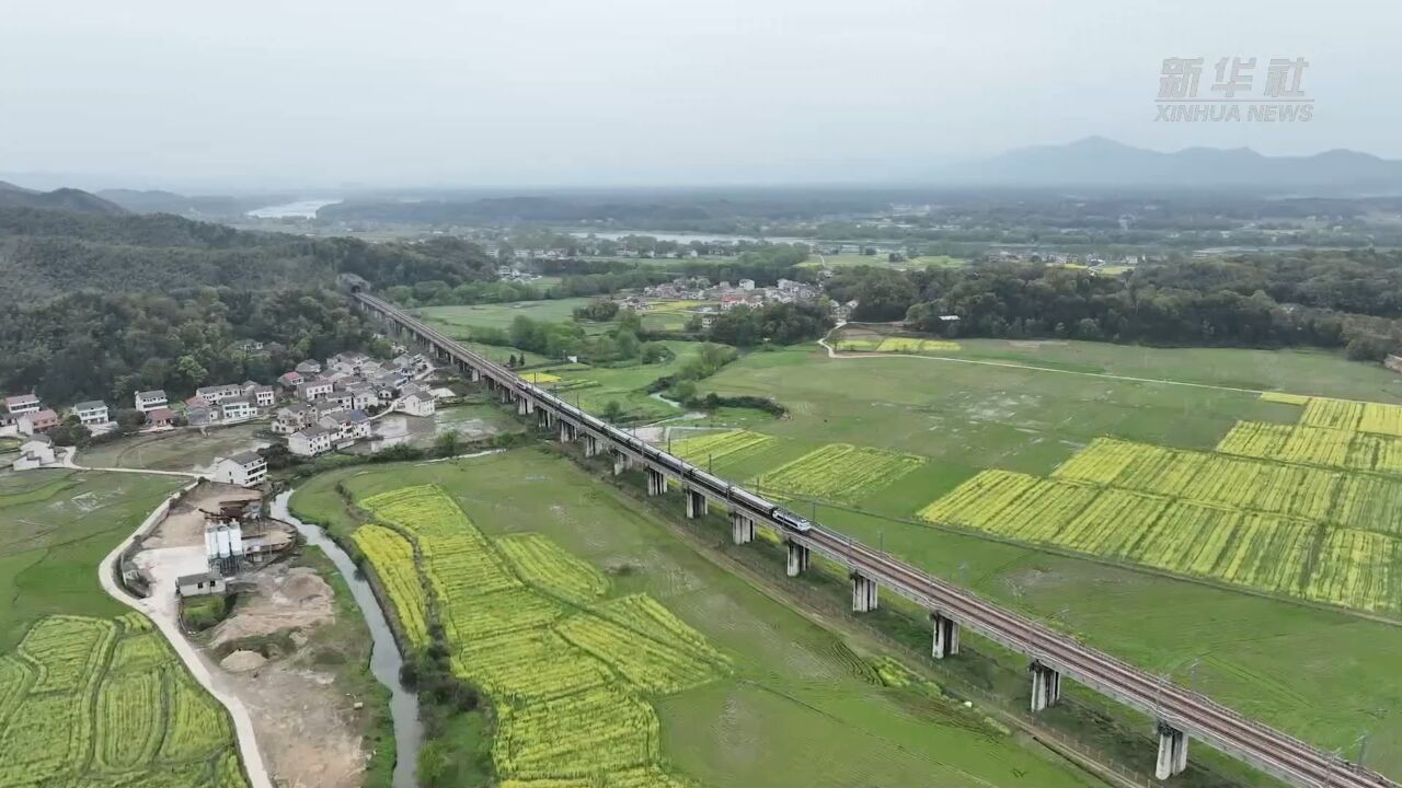 湖南桃江:穿行在“画廊”里的高铁线