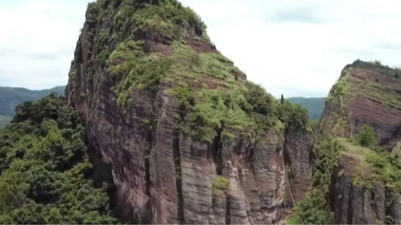 高耸如城的石山成为石城的地貌特点