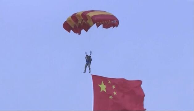 空军航空开放活动ⷩ•🦘宐Š航展开幕,“八一”“蓝鹰”跳伞队空中绽放