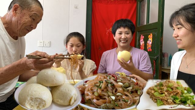 今日午饭,蒸馒头,小米粥,泡椒猪皮,简单的幸福