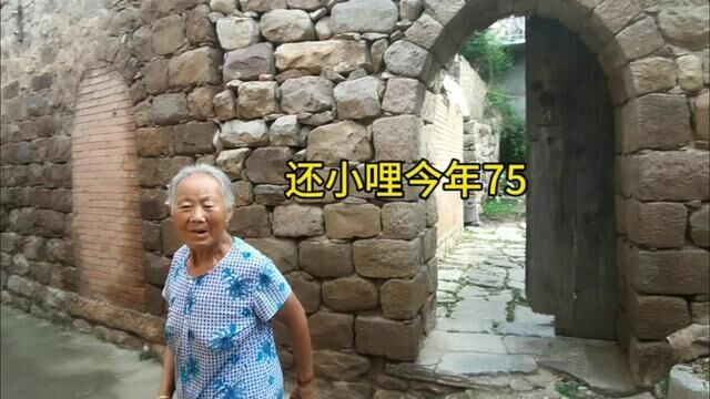 山村75岁老人生活自在,百年石头窑里明窗净几一尘不染,干净人 #窑洞生活 #窑洞人家