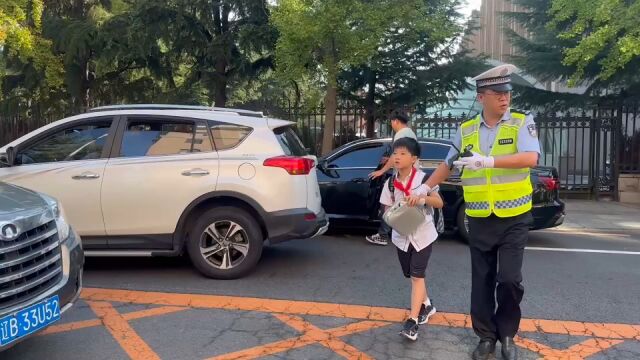 大连公安交警多举措守护开学季道路平安畅通