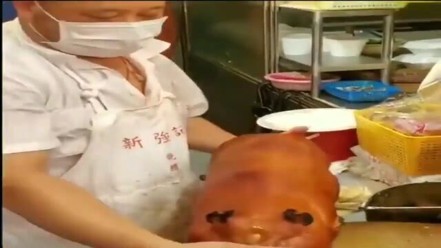 烤乳猪曾是满汉全席中主打菜肴之一