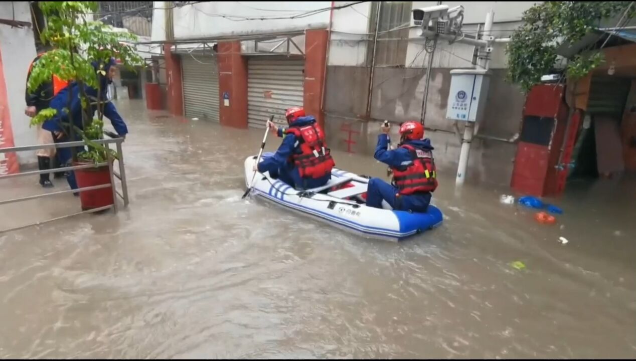 暴雨倾盆,厦门消防部门紧急救援被困群众