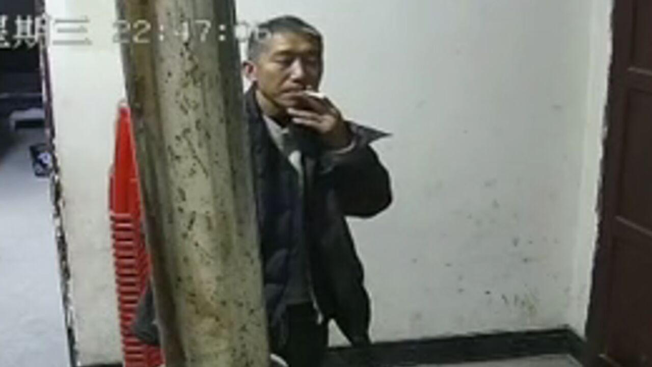 母亲安葬后子女离去,父亲孤零零的一个人默立发呆,监拍催泪一幕