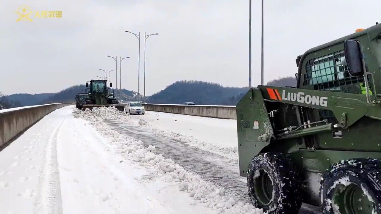 湖北暴雪武警多型救援装备出动(来源:人民日报)