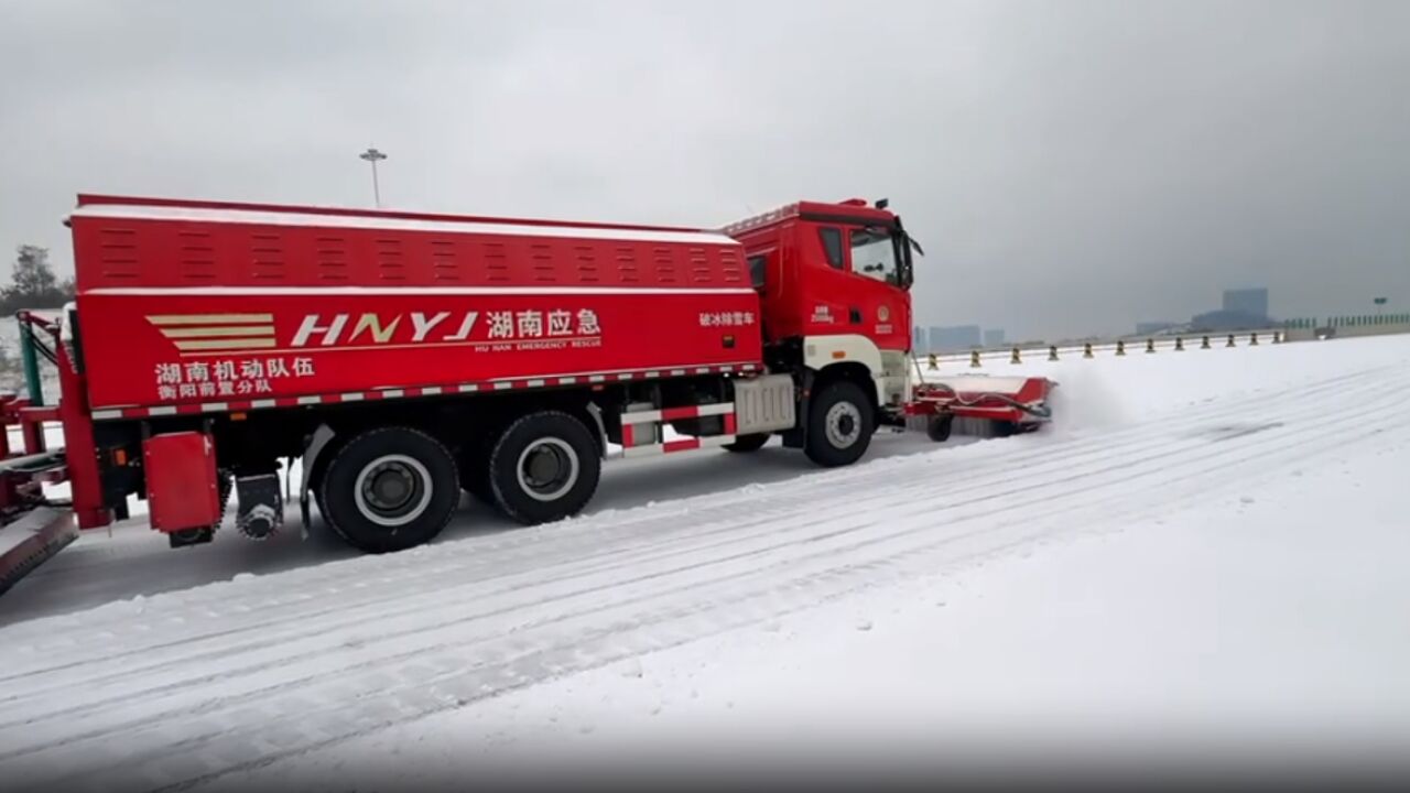 岳阳高速积冰严重 破冰除雪车火速驰援