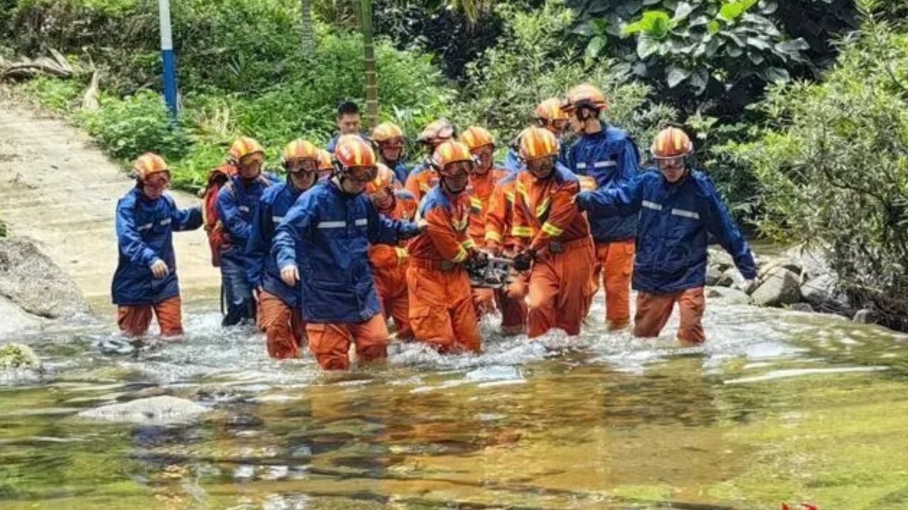 25人徒步海南吊罗山1人坠亡 消防救援:遇难者从悬崖顶部向下爬时坠落