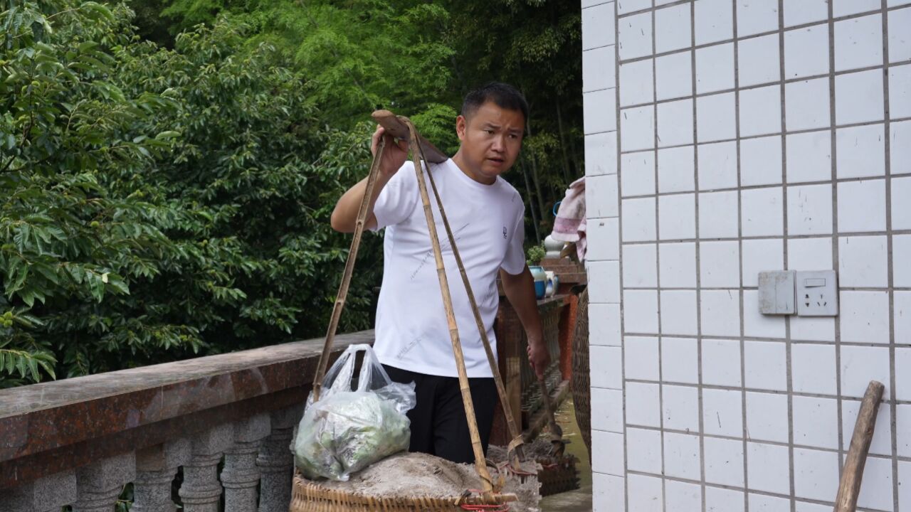 农村四哥要出门,帮父母把菜种上,临行前,再三叮嘱二老保重身体