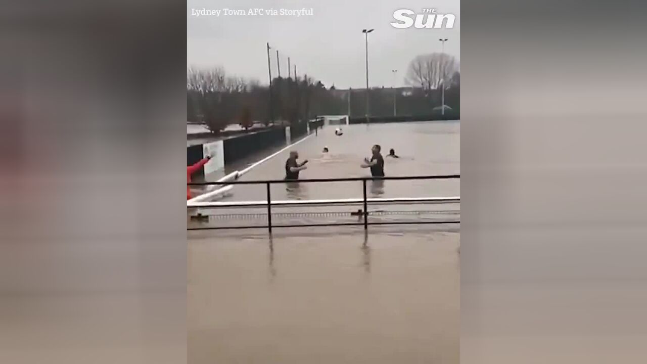 狂热!英国一小镇遭遇暴雨球场被淹,球员一边游泳一边踢球