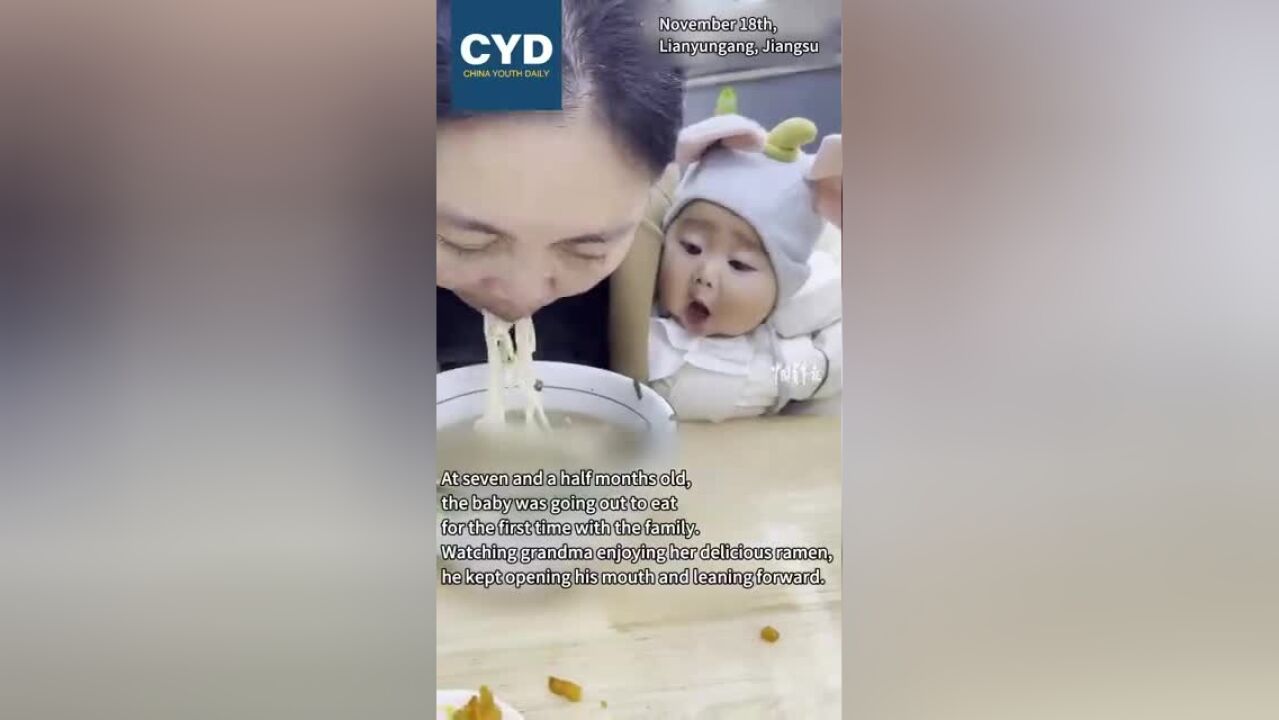 At seven and a half months old, the baby was going out to eat for the first time with the family. Watching grandma enjoying her delicious ramen, he kept opening ...